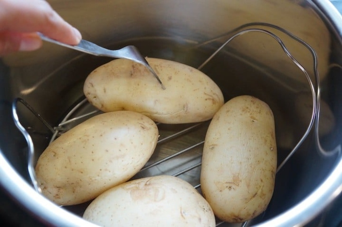 Quick & Easy: Pressure Cooker Potato Perfection In Minutes!