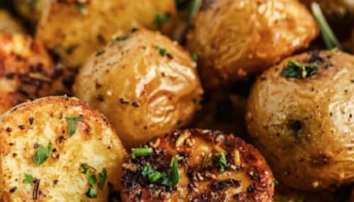 Whip Up A Flavorful Batch Of Rosemary Potatoes With This Easy Recipe!